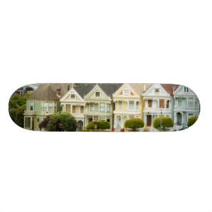 Gemalte Damen, viktorianische Häuser und Skyline Skateboard