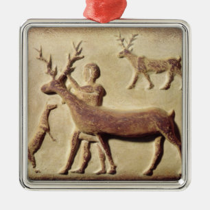 Gemalte Entlastung, die einen Mann mit Rotwild Ornament Aus Metall