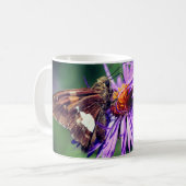 Gemalte Lady Butterfly auf Wild Aster Blume Kaffeetasse (Vorderseite Links)