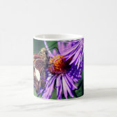 Gemalte Lady Butterfly auf Wild Aster Blume Kaffeetasse (Mittel)