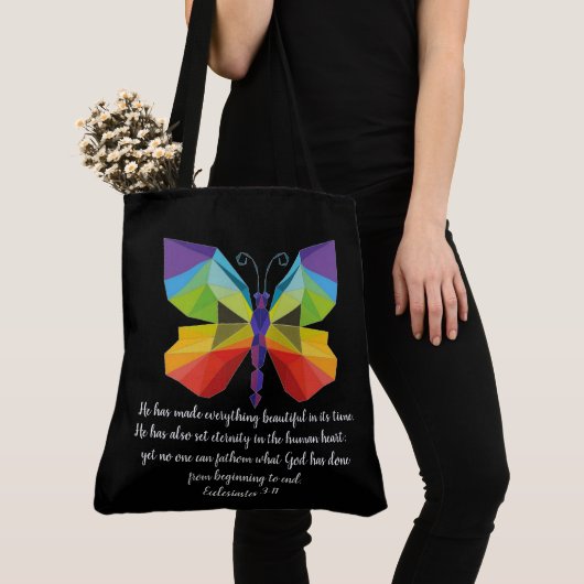 Gemalter Schmetterling mit Vers von Ecclesiastes 3 Tasche (Von Nahem)