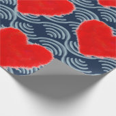 GEMALTETES ROTES HERZ AUF BLAUEM HINTERGRUNDGESCHE GESCHENKPAPIER (Ecke)