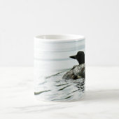 Gemeiner Loon auf dem Wasser Kaffeetasse (Mittel)