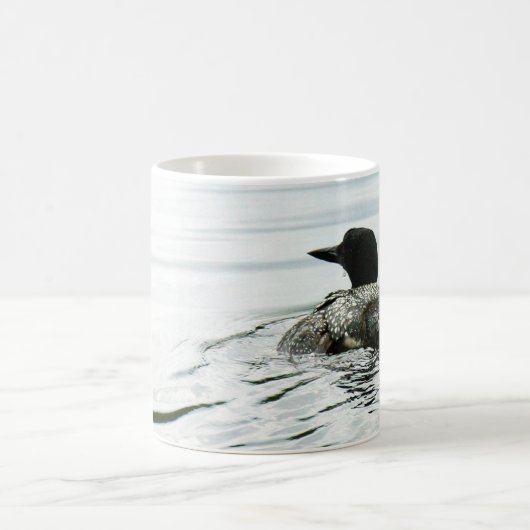 Gemeiner Loon auf dem Wasser Kaffeetasse (Mittel)