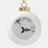 Gemeiner Loon Swims im Winter am Nordsee Keramik Kugel-Ornament (Vorderseite)
