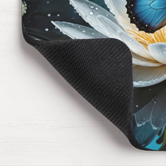 Gemeiner Morpho-Schmetterling auf einer Wasserlili Mousepad (Ecke)