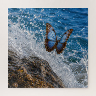 Gemeiner Morpho-Schmetterling schwebt über Meeresf Puzzle