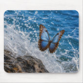 Gemeiner Morpho-Schmetterling schwebt über Meeresw Mousepad (Vorne)