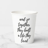 Gemeinsam bauten sie eine Life Liebe Wedding Paper Pappbecher (Rückseite)