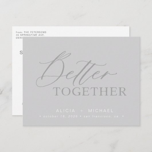 Gemeinsam besser graue Hochzeitsschrift rett Datum Ankündigungspostkarte (Vorne/Hinten)