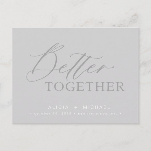 Gemeinsam besser graue Hochzeitsschrift rett Datum Ankündigungspostkarte (Vorderseite)