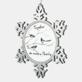 Gemeinsam machen wir Familie Magpie Bird Art Schneeflocken Zinn-Ornament (Rechts)