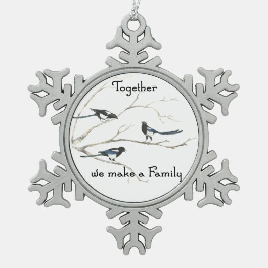 Gemeinsam machen wir Familie Magpie Bird Art Schneeflocken Zinn-Ornament (Vorderseite)