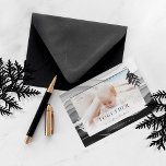 Gemeinsam zu Weihnachten Minimal Japandi Familie F<br><div class="desc">Schicken Sie unsere minimale japandi Stil "Together is our Favorite Place" Foto monochrome Weihnachtskarte mit einem Single-Foto, um Ihren Freunden und der Familie ein frohes Weihnachtsfest und einen glücklichen Urlaub zu wünschen. Das Design zeichnet sich durch ein modernes, nicht-traditionelles Design aus, mit einfarbigen Schwarz-, Weiß- und Grautönen. Einfach schwarzes Fichtenblättern...</div>