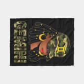 Gemini Queen Loc'd Hair Black Woman Camo Cap Zodia Fleecedecke (Vorderseite (Horizontal))