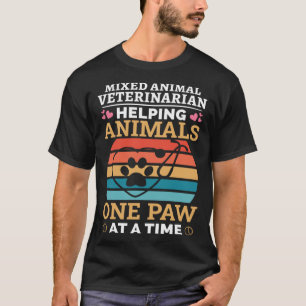 Gemischte Tierärzte helfen Tieren eine Paw T-Shirt