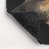 Gemischter Hund, der auf den links auf schwarz sch Mousepad (Ecke)