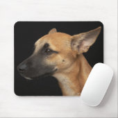 Gemischter Hund, der auf den links auf schwarz sch Mousepad (Mit Mouse)