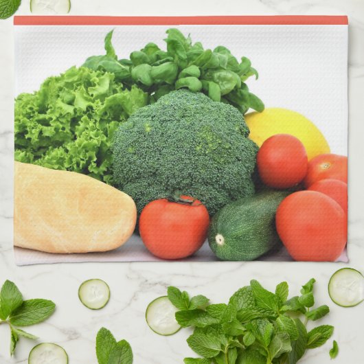 Gemüse auf rotem und weißem Streifen Geschirrtuch (Gefaltet)