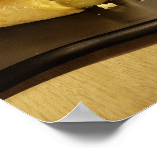 Gemüsepizza in schwarzer Pfanne auf Holz geschnitt Poster (Ecke)