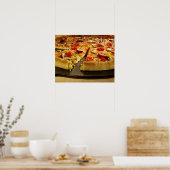 Gemüsepizza in schwarzer Pfanne auf Holz geschnitt Poster (Küche)