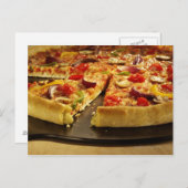 Gemüsepizza in schwarzer Pfanne auf Holz geschnitt Postkarte (Vorne/Hinten)