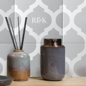 Gemusterte, graue Trellis und Monogramm Fliese