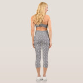 Gemusterte Grauvögel fliegen Capri Leggings (Rückseite)