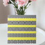 Gemusterte Streifen auf Gelb, schwarz und weiß Fliese<br><div class="desc">Trendiges und einzigartiges Dekorfliesen-Design mit horizontalen schwarz-weißen Op-Art gemusterte Streifen auf einem vollständig anpassbaren gelben Hintergrund.</div>