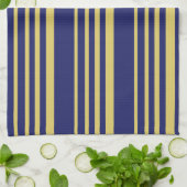 Gemusterte Streifen aus Gold und Marinebarnen Geschirrtuch (Gefaltet)