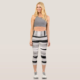 gemusterte Streifen in Grau und Schwarz Capri Leggings