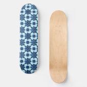 Gemusterter Hintergrund der Blauen Schneeflocke Skateboard (Vorderseite)