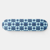 Gemusterter Hintergrund der Blauen Schneeflocke Skateboard (Horizontal)
