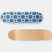 Gemusterter Hintergrund der Blauen Schneeflocke Skateboard (Horizontal)