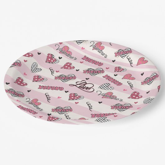 Gemusterter XOXO Valentinstag Pappteller (Schrägansicht)