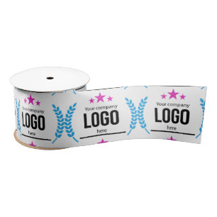 Gemustertes Logo mit weißem Ribbon Satinband