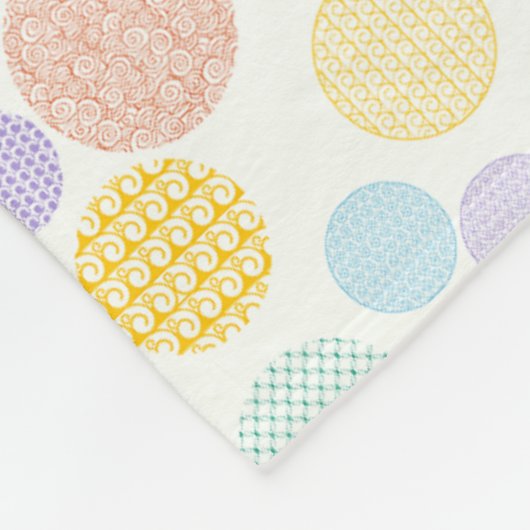 Gemustertes Vlies - farbenfrohe Punkte Fleecedecke (Ecke)