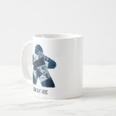 Gemütliche blaue Patchworkdecke Meeple Brettspiel Kaffeetasse (Vorderseite Links)