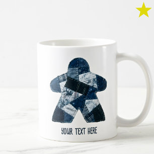 Gemütliche blaue Patchworkdecke Meeple Brettspiel Kaffeetasse