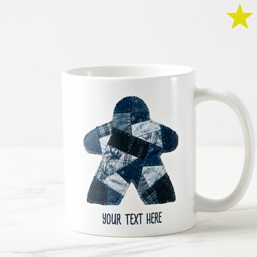 Gemütliche blaue Patchworkdecke Meeple Brettspiel Kaffeetasse