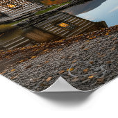 Gemütliche Blockhütte Herbstlicher Seereflexion Poster (Ecke)