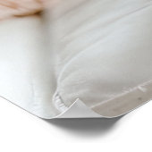 Gemütliche Eleganz: Malteser auf dem Sofa Poster (Ecke)