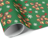 Gemütliche geröstete Kastanien und Schneeflocken W Geschenkpapier (Rolleneckpunkt)