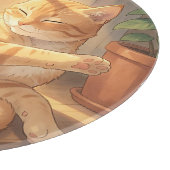 Gemütliche getigerte Katze beim Sonnenbaden  Schneidebrett (Ecke)