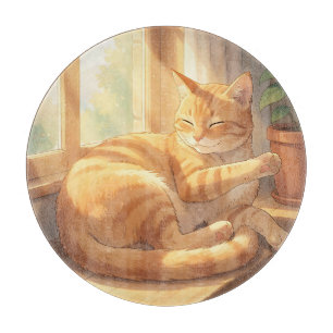 Gemütliche getigerte Katze beim Sonnenbaden Schneidebrett
