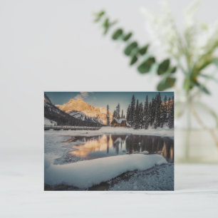 Gemütliche Hütte am See   Winter-Berg-Fotografie Postkarte