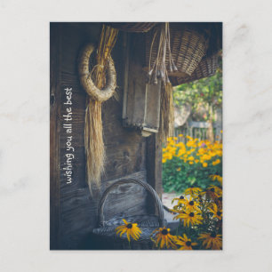 Gemütliche Hütte mit gelben Blumen Feiertagspostkarte