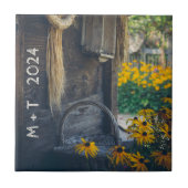 Gemütliche Hütte mit gelben Blumen Fliese (Vorderseite)