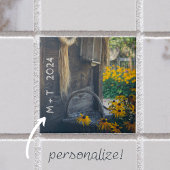 Gemütliche Hütte mit gelben Blumen Fliese