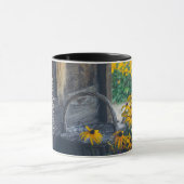 Gemütliche Hütte mit gelben Blumen Tasse (Zentrum)